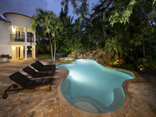 Exclusive Retreat 7 Bedrooms Movie Theater, Pool, Spa, Pool Table & More!